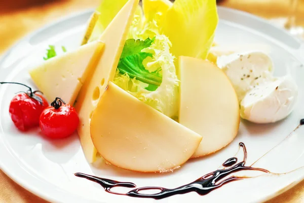 Surtido de quesos italianos servidos con ensalada — Foto de Stock
