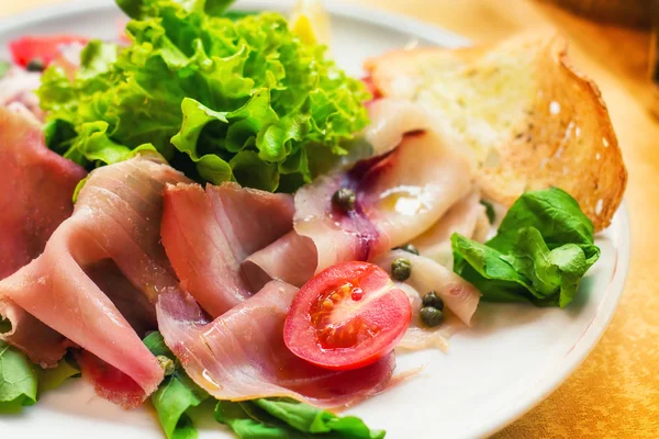 Auswahl an geräucherten Meeresfrüchten mit Salat und Zwieback — Stockfoto