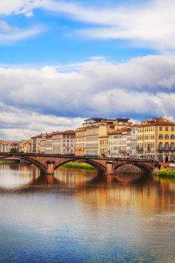 Ponte Santa Trinita (Kutsal Teslis Köprüsü) Ponte Vechhio'dan görüldüğü gibi, Floransa, İtalya