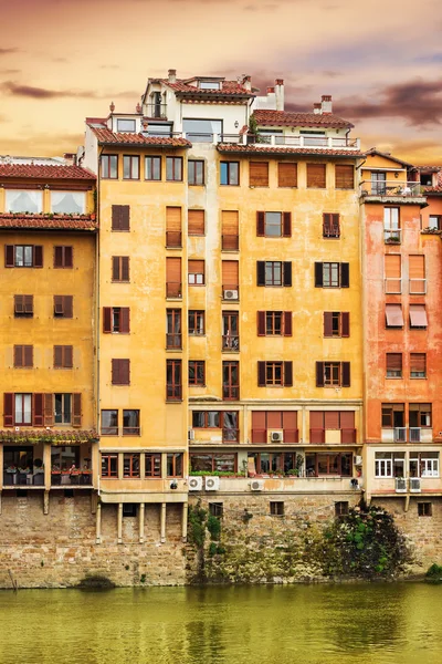 Architecture surrounding the Arno river in Florence, italy — Stock Photo, Image