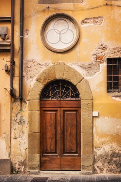 Detail fasády ve Florencii, Itálie — Stock fotografie