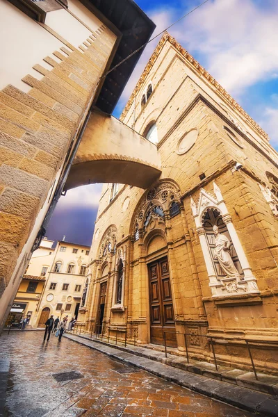 02.05.2016 - Gran angular de una fachada de iglesia en Florencia, Italia — Foto de Stock