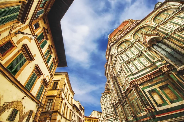 The Basilica di Santa Maria del Fiore (Basilica of Saint Mary of the Flower) and the surrounding architecture, Florence, italy — Stock Photo, Image