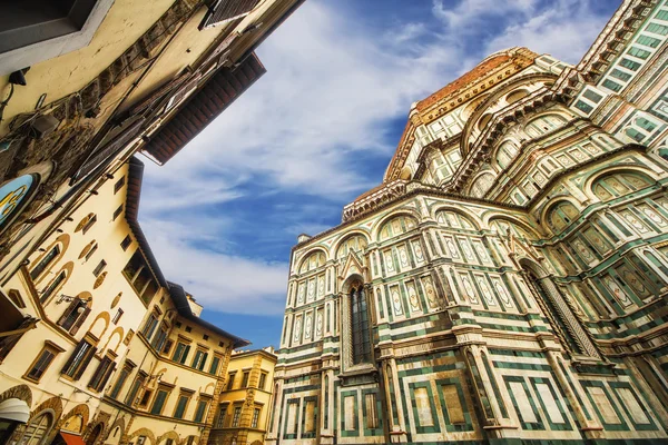 La Basílica de Santa Maria del Fiore (Basílica de Santa María de la Flor) y la arquitectura circundante, Florencia, Italia — Foto de Stock