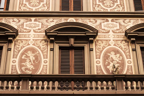 Детали фасада во Флоренции, Италия — стоковое фото