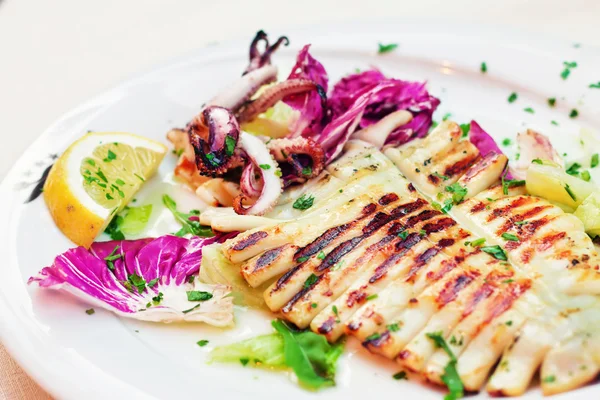 Grillad bläckfisk på en tallrik i Neapel, Italien — Stockfoto