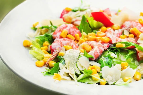 Shrimp salad with arugula, lettuce, parmesan cheese and corn (selective focus) — Stock Photo, Image