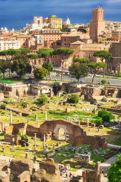 Стародавні руїни Римського форуму, Італія, як видно з Палатін Хілл — стокове фото