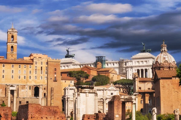 L'edificio del Tabularium e parti del Foro Romano a Roma — Foto Stock