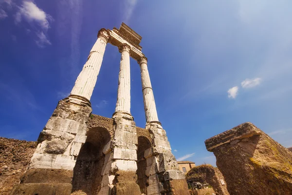 Plan grand angle du Temple de Castor et Pollux dans le Forum Romain, Italie — Photo