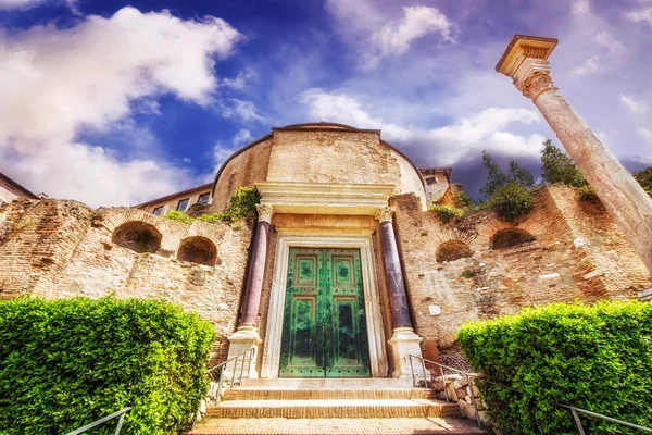 The entrance to Santi Cosma e Damiano basilica (Temple of Romulus) in the Roman Forum, Italy — Stock Photo, Image