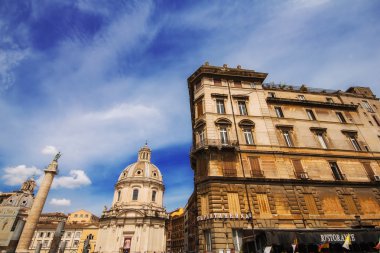 30.04.2016 - en kutsal adı Meryem Kilisesi (Chiesa del Santissimo Nome di Maria), Trajan sütunu ve çevresindeki mimari Roma, İtalya