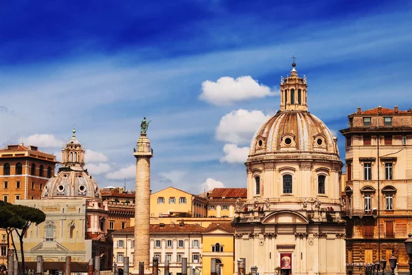 30.04.2016 - kyrkan av Mary mest heliga namn (Chiesa del Santissimo Nome di Maria) och Trajanus kolumn i Rom, Italien — Stockfoto