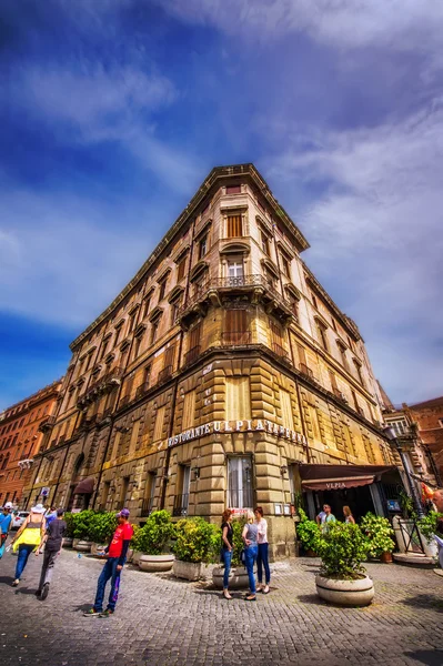 30.04.2016 - Ρώμη αρχιτεκτονική και οι τουρίστες στην πλατεία του φόρουμ του Τραϊανού, Ρώμη, Ιταλία — Φωτογραφία Αρχείου