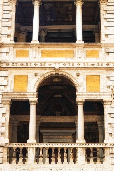 Arquitectura tradicional en Roma, Italia — Foto de Stock