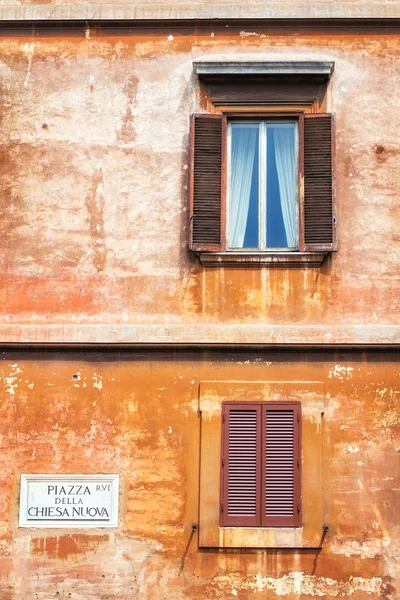 Hagyományos építészet a Piazza della Chiesa Nuova, Róma, Olaszország — Stock Fotó