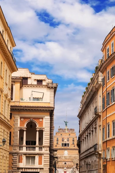 传统建筑附近浦圣天使在罗马，意大利 — 图库照片