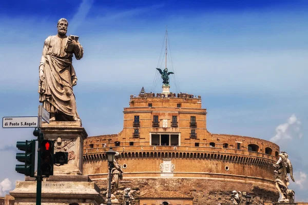 Staty av St. Paul på Ponte Sant'Angelo (änglarnas Bridge) med Castel Sant'Angelo i bakgrunden — Stockfoto