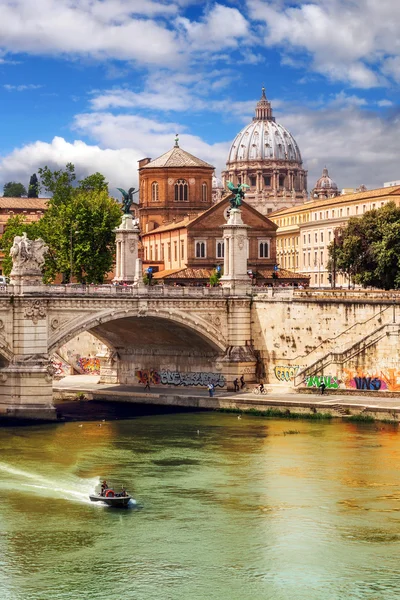 View of Vittorio Emanuele bridge on the Tiber river and St. Peter's Basilica in Vatican — Stock Photo, Image