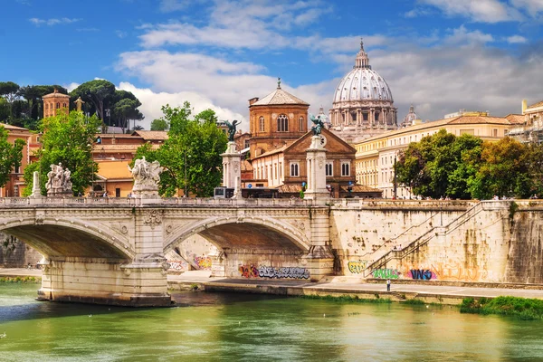 Vy av Vittorio Emanuele bron över floden Tibern och Peterskyrkan i Vatikanen — Stockfoto