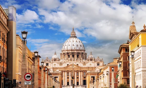 在罗马由通过梵，罗马的圣彼得大教堂 — 图库照片