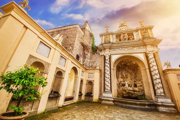 Innenhof des Brunnens der Eule, villa d 'este, tivoli, italien — Stockfoto