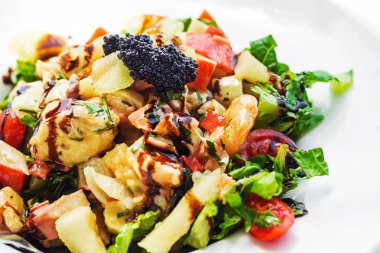 Meyve ve sebzeler (seçici odak ile karışık deniz ürünleri salatası)