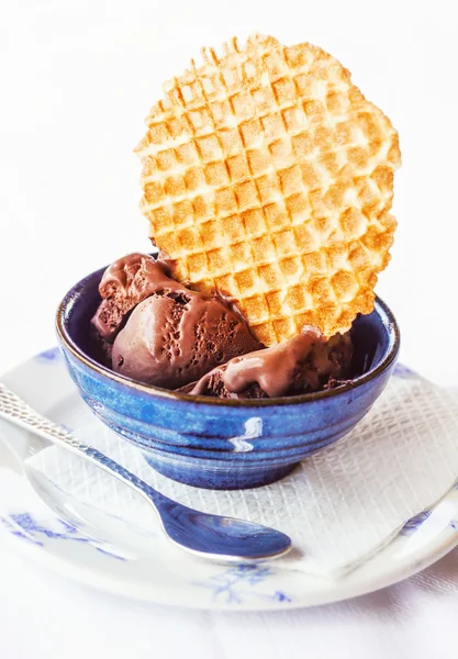 Chocolate ice cream decorated with a wafer (selective focus) — Stock Photo, Image