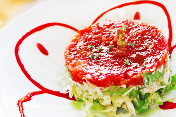 Mixed greens, herbs and nuts salad with tomato sauce, traditional Naxian recipe (selective focus) — Stock fotografie