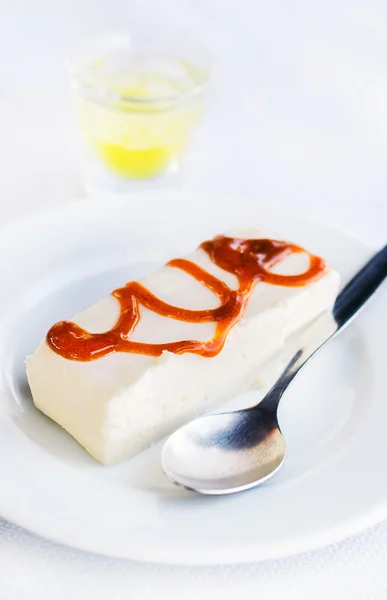 Panna cotta allo yogurt greco con sciroppo di frutta e liquore al limone (focus selettivo ) — Foto Stock