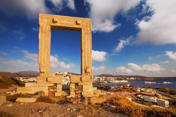 Das historische Denkmal von Naxos - Portara-Tor bei Sonnenuntergang — Stockfoto