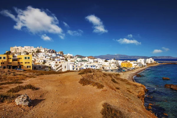 Widok miasta Naxos (Chora) i plaży Grotta w lecie — Zdjęcie stockowe