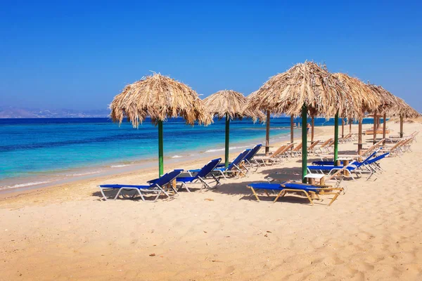 Sonnenliegen am Plaka Strand, Insel Naxos, Griechenland — Stockfoto