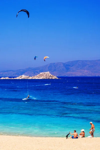 22.06.2016-滑翔伞和 Mikri Vigla 海滩希腊纳克索斯岛上的游客 — 图库照片