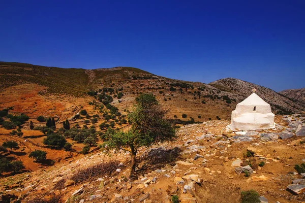Kis fehér templom ellen durva táj Naxos sziget, Görögország — Stock Fotó