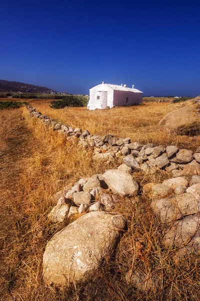 Pequeña iglesia blanca contra el paisaje agreste de la isla de Naxos, Grecia — Foto de Stock