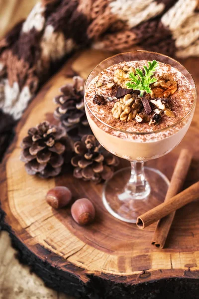 ヘーゼル ナッツ チョコレートとクルミ (セレクティブ フォーカスのパンナコッタ) — ストック写真
