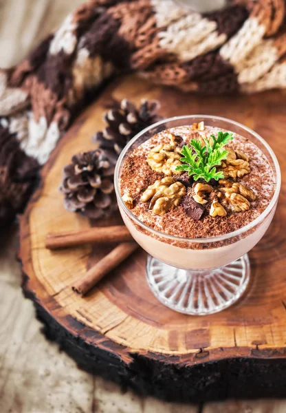 Hasselnöt pannacotta med choklad och valnötter (selektivt fokus) — Stockfoto