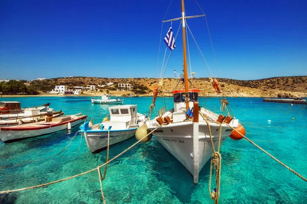 20.06.2016 - Barcos de pesca no porto de Agios Georgios, ilha de Iraklia, Grécia — Fotografia de Stock