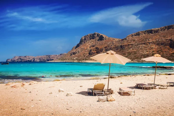 Camas de sol na exótica lagoa de Balos, ilha de Creta, Grécia — Fotografia de Stock