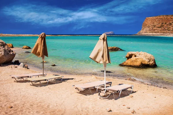 Tumbonas en la exótica laguna de Balos, isla de Creta, Grecia — Foto de Stock