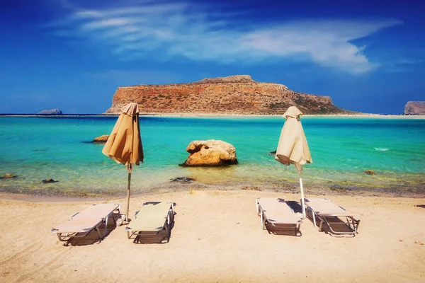 Tumbonas en la exótica laguna de Balos, isla de Creta, Grecia —  Fotos de Stock