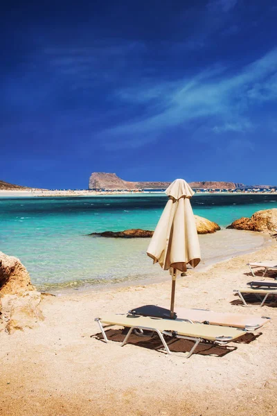 Camas de sol na exótica lagoa de Balos, ilha de Creta, Grécia — Fotografia de Stock