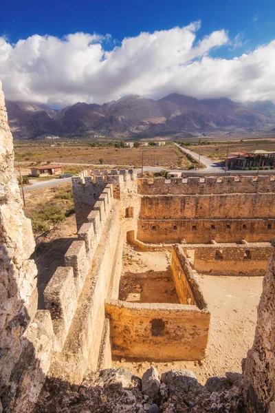 La antigua fortaleza veneciana Frangokastello en la isla de Creta, Grecia — Foto de Stock