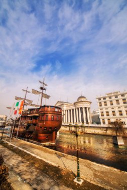 Riverside Galleon ve Arkeoloji Müzesi, Makedonya Üsküp'teki bir geniş açı çekim