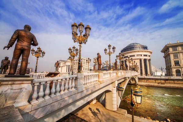 Eine Weitwinkelaufnahme der Kunstbrücke in Skopje, Mazedonien im Morgenlicht — Stockfoto