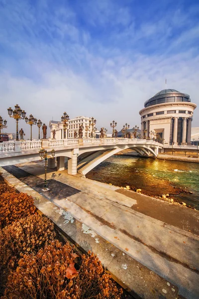 Eine Weitwinkelaufnahme der Kunstbrücke in Skopje, Mazedonien im Morgenlicht — Stockfoto