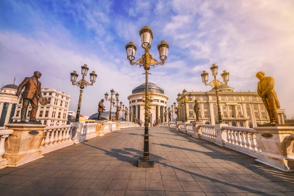 Eine Weitwinkelaufnahme der Kunstbrücke in Skopje, Mazedonien im Morgenlicht — Stockfoto