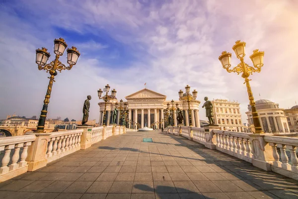 Szeroki kąt widzenia archeologicznego Muzeum Macedonii Skopje wczesnym rankiem — Zdjęcie stockowe