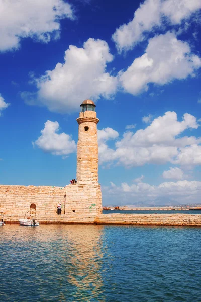 Rethymnon vuurtoren in de oude Venetiaanse haven, Kreta, Griekenland — Stockfoto